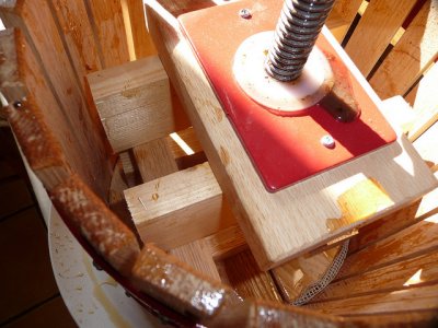 press_fruit4.jpg (31914 bytes)